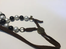 Load image into Gallery viewer, pearl/ black mala