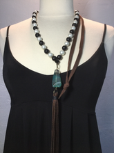 Load image into Gallery viewer, pearl/ black mala